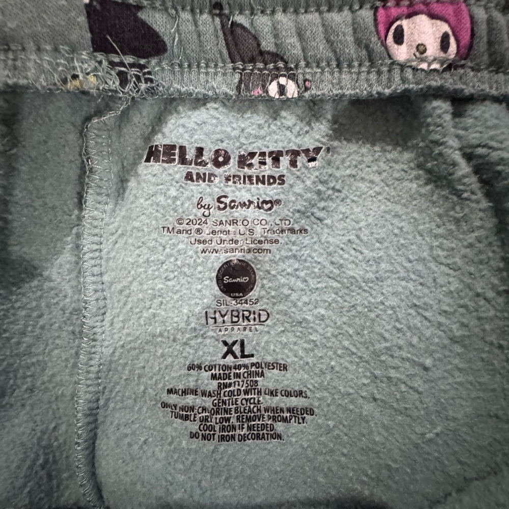 💕💕Hello kitty and winter bundle!!!🐱 ❄️ 🥶 - Picture 6 of 15